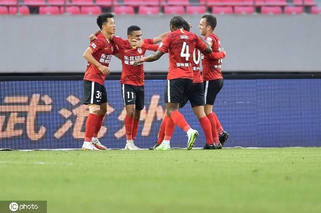 沙特联-吉达联合4-2卡利杰仍居第4 本泽马点射破门+伤退北京时间11月30日23:00，沙特联第15轮吉达联合迎战卡利杰的比赛，上半场科罗纳多推射破门，本泽马点射+中柱随后伤退，纳里点射扳回一城，下半场哈姆达拉点射，扎卡里亚-豪萨维推射破门，特耶斯精彩侧身凌空破门，最终吉达联合4-2卡利杰仍居第4。